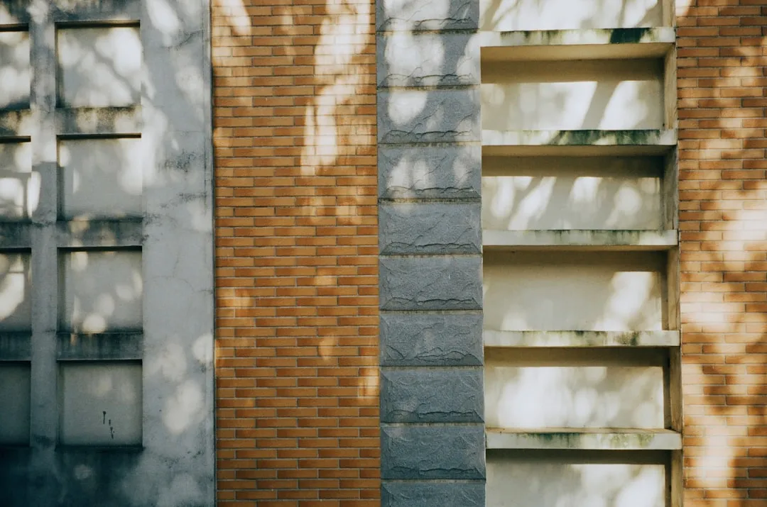指纹锁与智能门锁技术差异解析：安全性与便捷性权衡